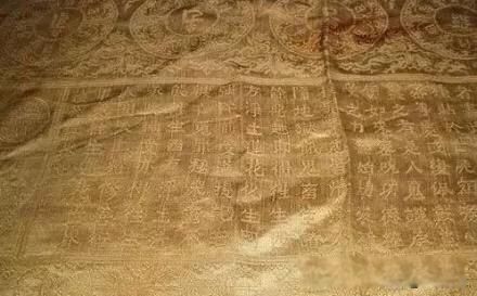 孙殿英盗墓时为什么要把慈禧身上的衣服扒下来呢 因为值钱