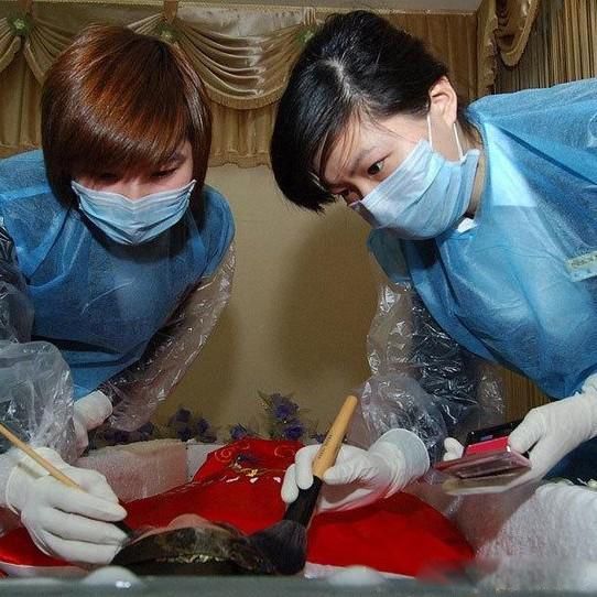 火葬场上班真实经历 随时准备干活的抬尸工