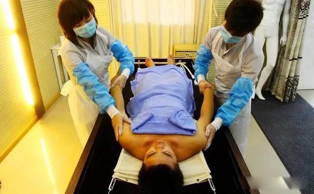 火葬场上班真实经历 随时准备干活的抬尸工