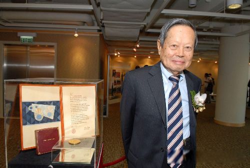 李政道和杨振宁谁的成就大 肯定是杨振宁成就大