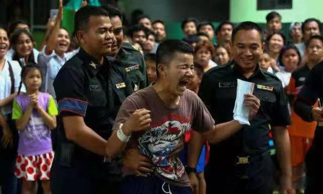 泰国人为什么不愿意当兵 征兵现场可谓是大型搞笑现场