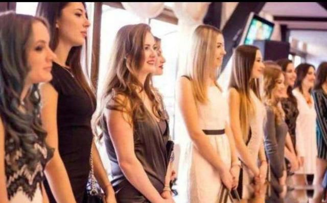 ����˹��Ů���� ��ͷ�洦�ɼ�������Ů��