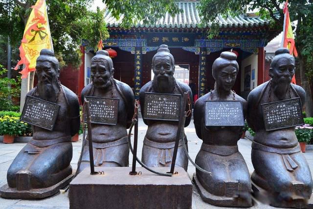 岳飞墓前跪五个人是谁 罗汝辑撤下了他的雕像