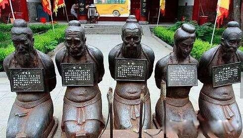岳飞墓前跪五个人是谁 罗汝辑撤下了他的雕像