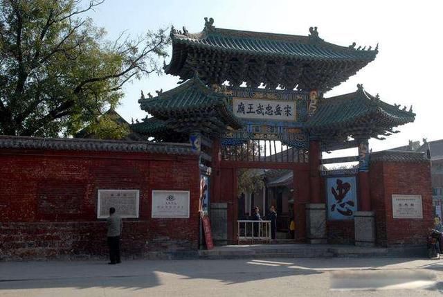 岳飞墓前跪五个人是谁 罗汝辑撤下了他的雕像