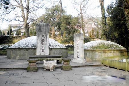 岳飞墓前跪五个人是谁 罗汝辑撤下了他的雕像