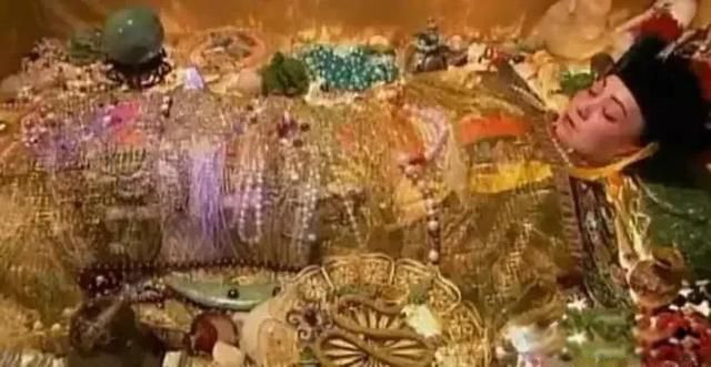 孙殿英盗墓时为何扒掉慈禧太后的裤子 衣物是顶级奢侈品