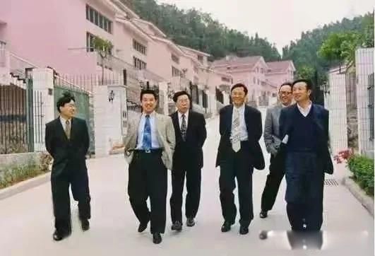 任正非有几个孩为什么不同姓 3个孩子不同姓有一定原因的