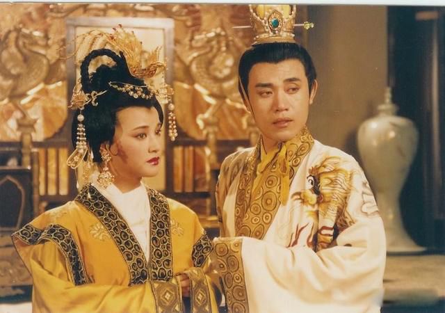 武则天死后皇位传给了谁 把皇位传给儿子李显了