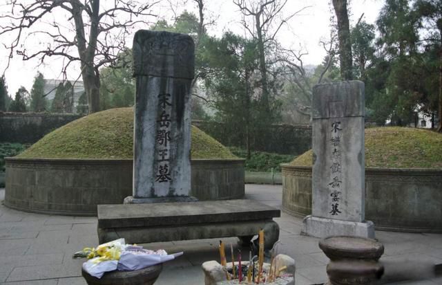 岳飞墓前跪五个人少了一个 其中的故事又有哪些