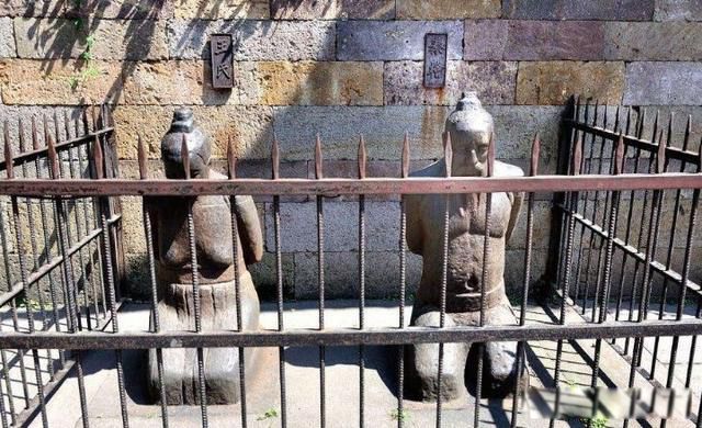 岳飞墓前跪五个人少了一个 为什么被"开除"了一个