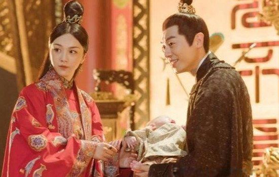 按照历代的规矩,皇后被册立后赐金册金宝(印),贵妃以下有册无宝,但是