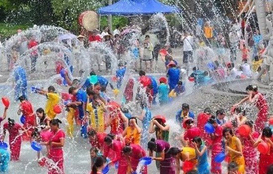 傣族的传统节日是什么 傣族泼水节的风俗简介