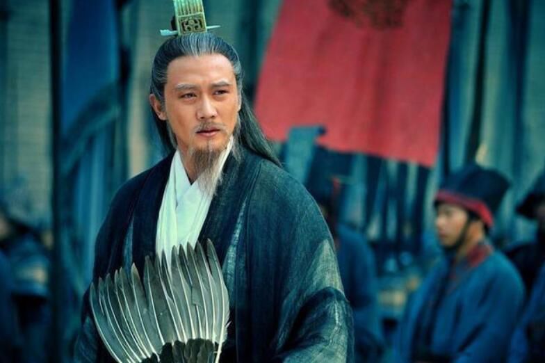 功盖三分国名成八阵图写的是谁 指的是谁说的是谁