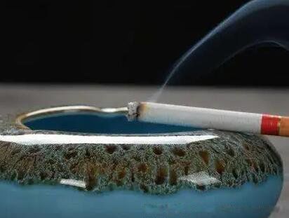 烟灰缸要不要倒水 为什么烟灰缸不能倒水是什么意思