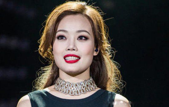 容祖儿夹春卷是什么梗 当年如何夹断春卷的