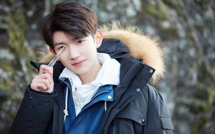 王源的身高是175cm,这点在许多节目中都有表现,和其他的男明星比起来