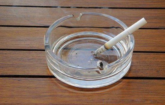 烟灰缸里永远别放水是什么意思 为什么烟灰缸里不能倒水