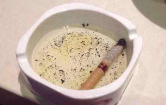 烟灰缸里永远别放水是什么意思 为什么烟灰缸里不能倒水