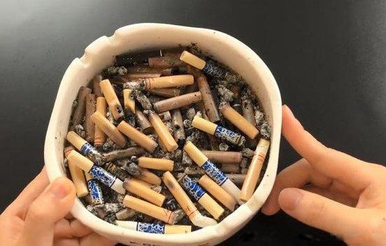 烟灰缸里永远别放水是什么意思 为什么烟灰缸里不能倒水