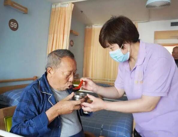 照顾老人的住家保姆多少钱一天 护理失能老人每天大概多少钱