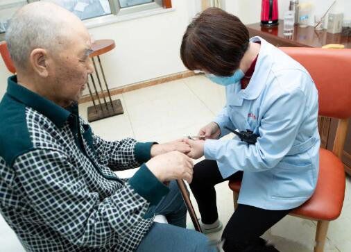 照顾老人的住家保姆多少钱一天 护理失能老人每天大概多少钱