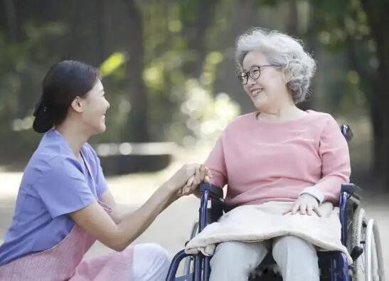 照顾老人的住家保姆多少钱一天 护理失能老人每天大概多少钱