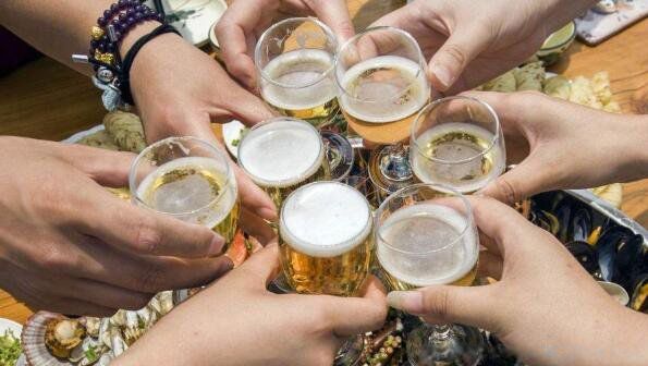 喝酒的句子说说心情 40句形容喝酒开心的句子