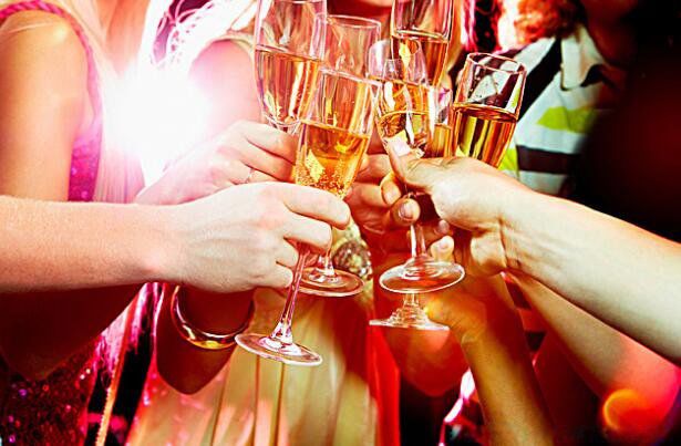 喝酒的句子说说心情 40句形容喝酒开心的句子