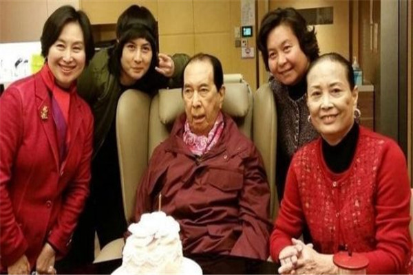 何鸿燊二太蓝琼缨家世厉害吗 蓝琼缨14岁怎么满足何鸿燊