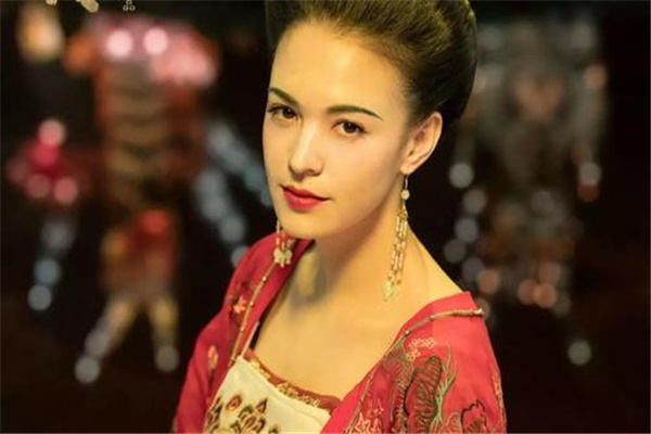 李白与杨贵妃之间的关系 同一个时期有何渊源关系