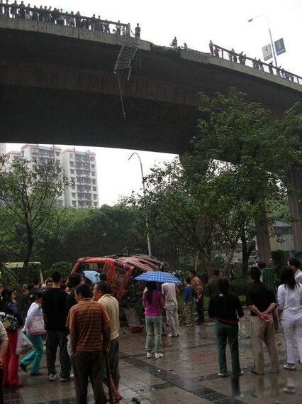 重庆711路公交车事件真假 711车祸灵异事件一样让人好奇
