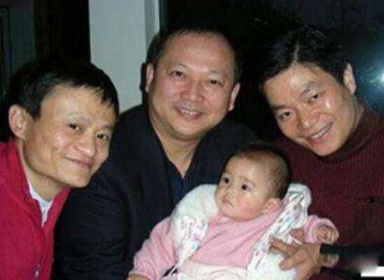马云的儿子和女儿的照片 他的女儿和儿子长的什么样子