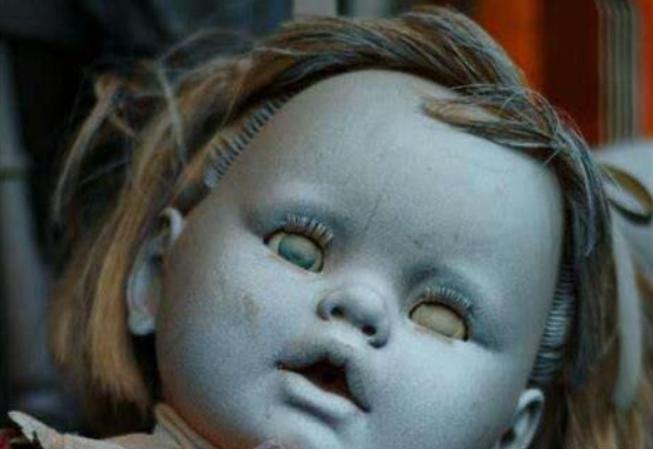 妹妹背着洋娃娃背后的恐怖故事是什么 小女孩灵异事件讲的什么