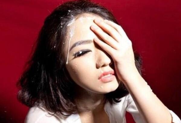 孟美岐牛奶照是什么意思 牛奶泼脸门白色镂空连体套装