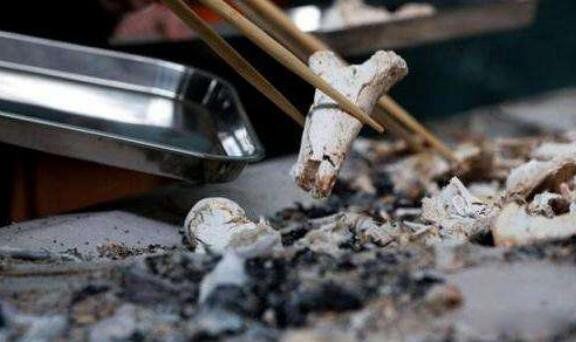 ���᳡���˳�Ů��ʬ�¼� ���˳�130��Ůʬ�ĵ���Ц