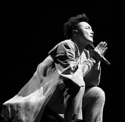 �������۳���Ѹ�ĸ� ����ȫ�����˴�ϳ�