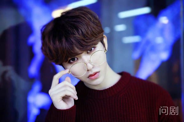 蔡徐坤爸爸妈妈是干什么的 他的妈妈是徐静