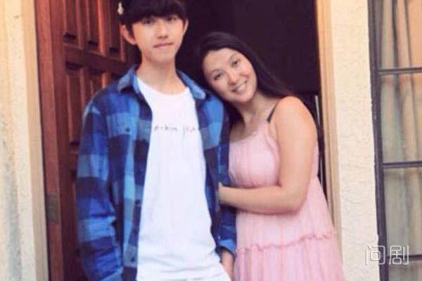 蔡徐坤爸爸妈妈是干什么的 他的妈妈是徐静