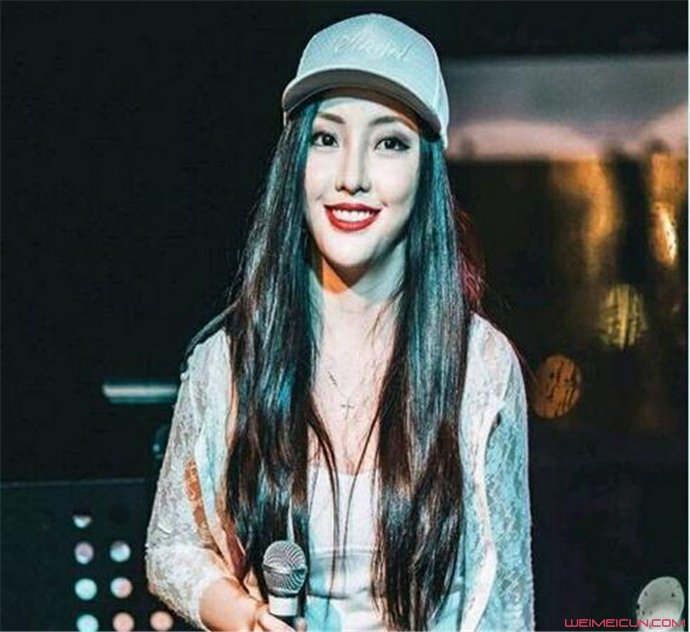 莫安琪和gai什么关系 抓胸怎么回事