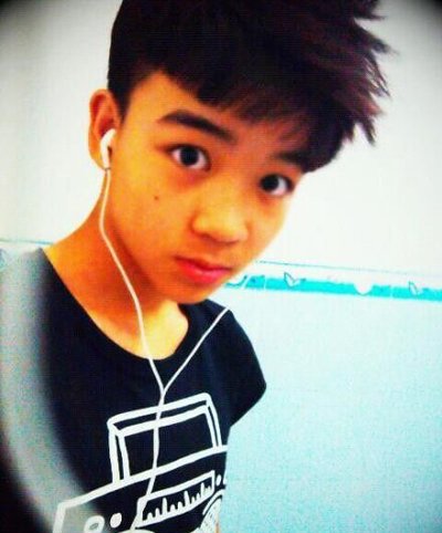 �׻�����Ҷѩ���� ΢���ж�������һ��Ů��