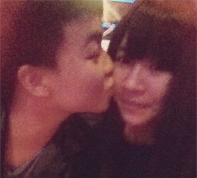 �׻�����Ҷѩ���� ΢���ж�������һ��Ů��