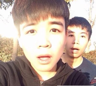 �׻�����Ҷѩ���� ΢���ж�������һ��Ů��