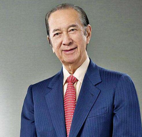 加上当时何鸿燊容颜帅气受到了很多名媛的青睐