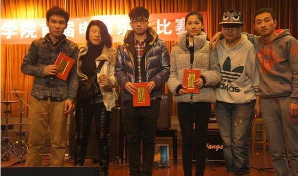 �������ǰŮ����ܽ٤���������� �˴˸��԰���