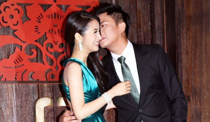 �������Ϲ����ڳ����� Ů�����������Ϲ�