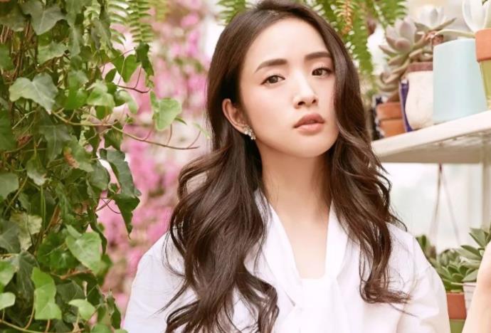 �������Ϲ����ڳ����� Ů�����������Ϲ�