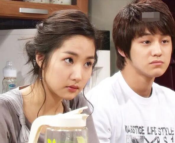 姜优美是《搞笑一家人》上的一个角色,非常的年轻漂亮,由韩国演员朴敏