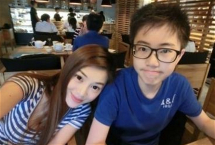 吴玟萱前夫吕珦荣资料背景 婚姻仅仅维持了两年