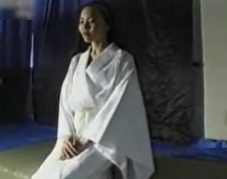 日本绝色美女切腹全过程 看得人好心疼